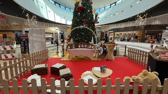 Décor de Noël au cœur d’une galerie marchande